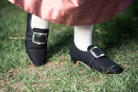 bolt of tail hair twom|Old Woolen Shoes .
